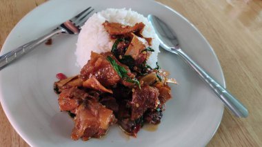 Domuz eti ve sebzeli pilav.