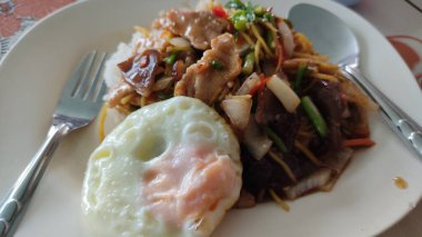 Domuz eti ve sebzeli kızarmış pirinç.