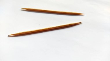 Beyaz arkaplanda kalem ve kalem