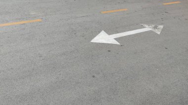 Beyaz çizgileri olan asfalt yol