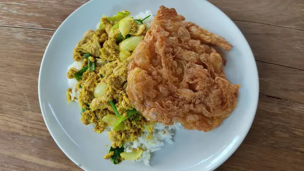 Kızarmış balık, pilav ve salata