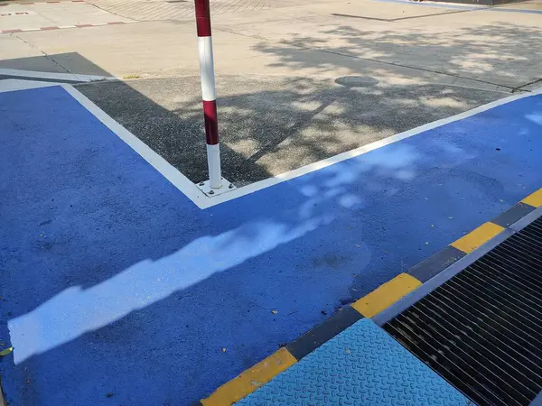 Şehirde bir sürü insan var.