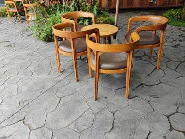 Açık teras masası ve sandalyeler.