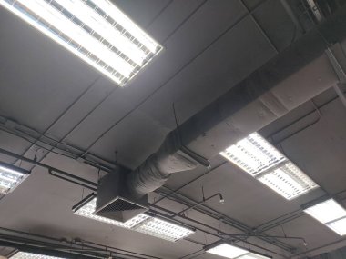 Fabrikadaki eski paslı metal borular.