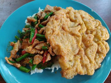 Domuz eti ve sebzeli kızarmış pirinç, Tayland yemeği..