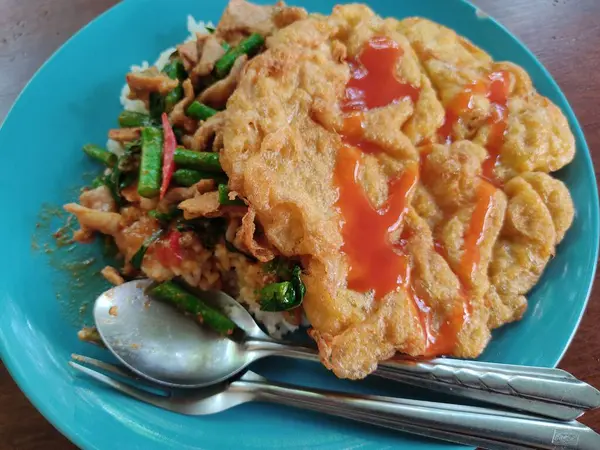 Baharatlı balık, kızarmış yumurta ve salata, Tayland mutfağı.
