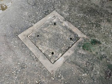 Sokakta delik olan eski taş duvar.