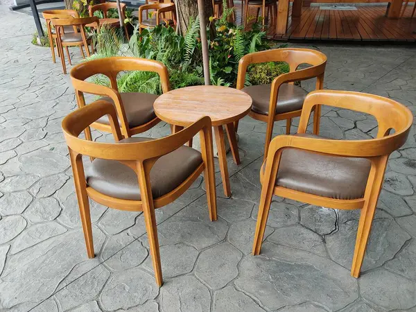 Tahta bir bank ve bir sandalye.