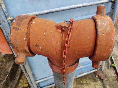 Eski paslı, saplı metal bir boru.