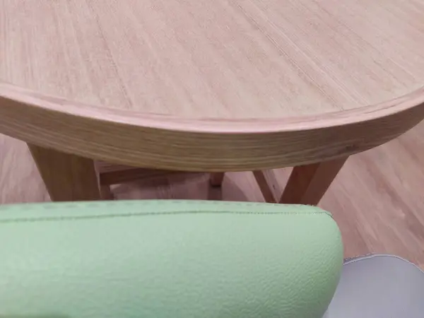 Oda boş ahşap masa