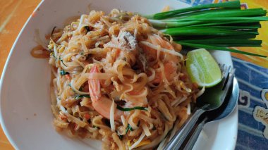 Tayland yemeği, karides ve sebzeli kızarmış pirinç.