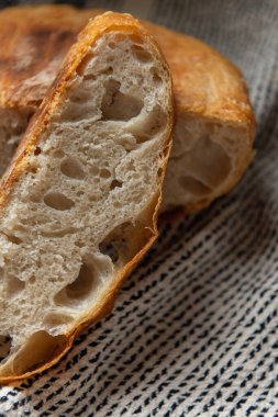 Güzel delikleri olan sağlıklı bir zanaatkar ekmeğine yaklaş.