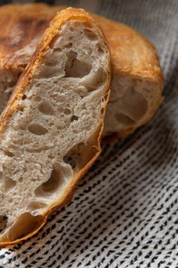 Güzel delikleri olan sağlıklı bir zanaatkar ekmeğine yaklaş.