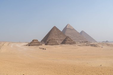 Giza piramit kompleksi Kahire 'deki mavi gökyüzüne karşı Giza Necropolis olarak da adlandırılır.