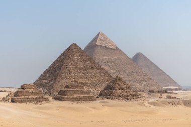 Giza piramit kompleksi Kahire 'deki mavi gökyüzüne karşı Giza Necropolis olarak da adlandırılır.
