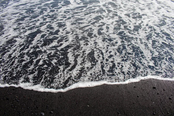 Dramatic Contrast White Sea Black Volcanic Sand Beach South Coast — Stock Photo, Image