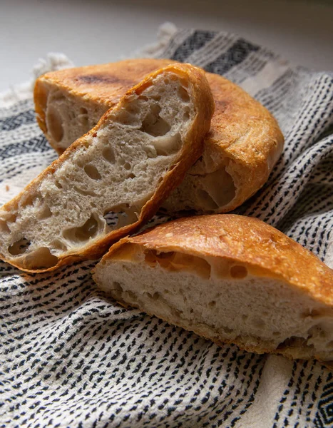 Een Gezond Ambachtelijk Brood Met Mooie Gaten — Stockfoto