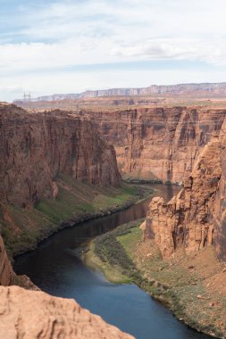 Powell Gölü nehri Arizona 'daki kırmızı kayalık bir kanyondan akıyor.
