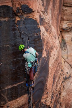 Zion Ulusal Parkı 'nda gizli bir fotoğrafta bir dağcı görüldü.