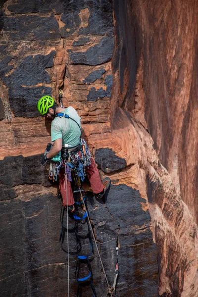 Zion Ulusal Parkı 'nda gizli bir fotoğrafta bir dağcı görüldü.