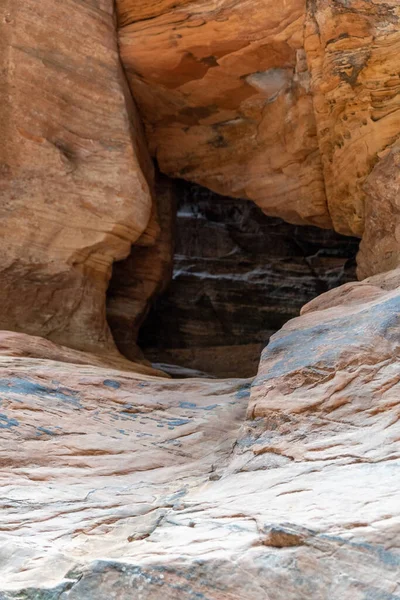 Zion Ulusal Parkı 'nda bir delik açan kırmızı kayaları kapatın.