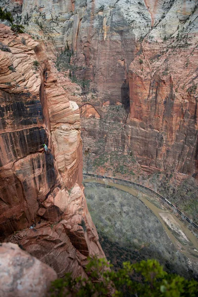 Zion Ulusal Parkı 'nda güzel manzaralı bir dağcı görüldü.