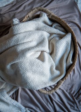 Yeni doğan fotoşoplar için içinde beyaz bez battaniye olan rattan sepeti.