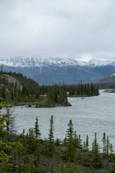 Kanada Banff Ulusal Parkı Nda Karla Kaplı Tepeleri Olan Güzel — Stok fotoğraf