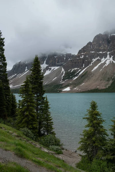 Красивое Бирюзовое Озеро Заснеженными Вершинами Над Ним Национальном Парке Канады — стоковое фото