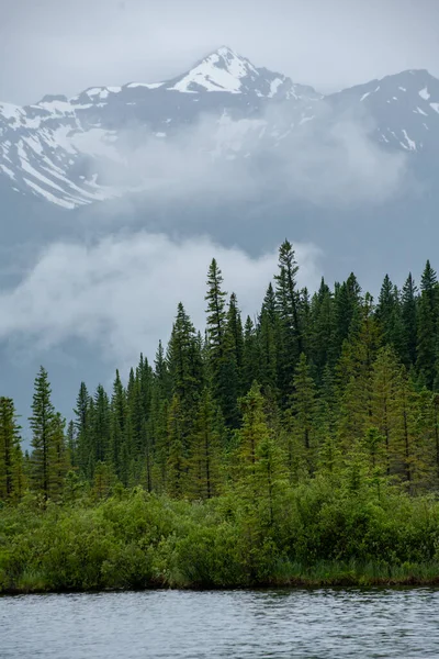 Prachtig Turquoise Meer Met Daarboven Besneeuwde Toppen Banff National Park — Stockfoto