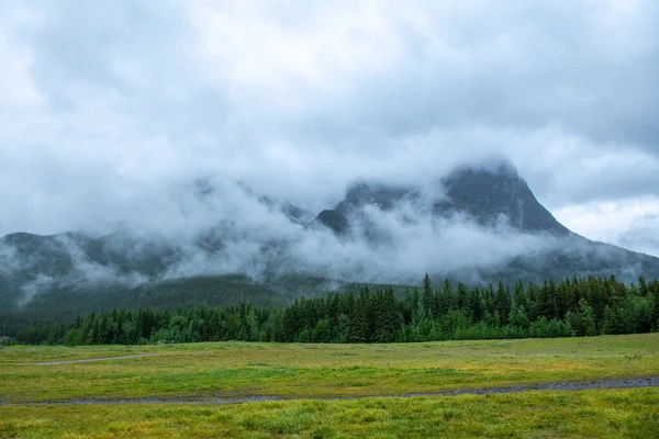 Туманные Величественные Горы Зелеными Метеоритами Немощеная Тропа Банф Канада — стоковое фото