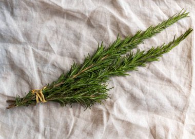 Doğal keten kumaşlı taze biberiye demeti organik aromatik bitki