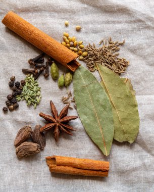 Hint Garam Masala 'sının doğal keten kumaşında sergilenmesi için tüm renkli baharatlar