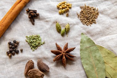 Hint Garam Masala 'sının doğal keten kumaşında sergilenmesi için tüm renkli baharatlar