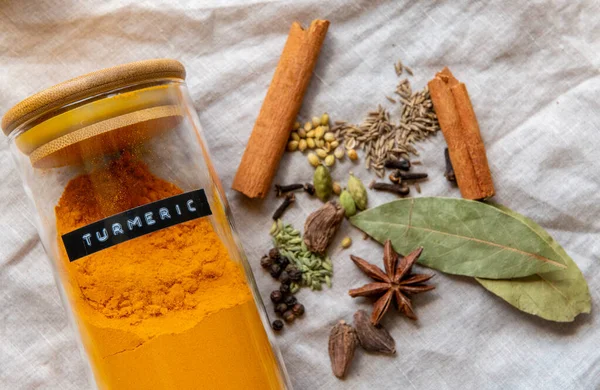 Hint Garam Masala 'sını doğal keten kumaşında sergilenen zemin zerdeçal ile yapmak için tüm renkli baharatlar.