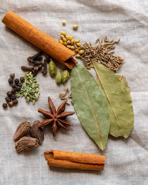 Hint Garam Masala 'sının doğal keten kumaşında sergilenmesi için tüm renkli baharatlar