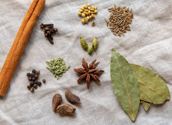 Hint Garam Masala 'sının doğal keten kumaşında sergilenmesi için tüm renkli baharatlar