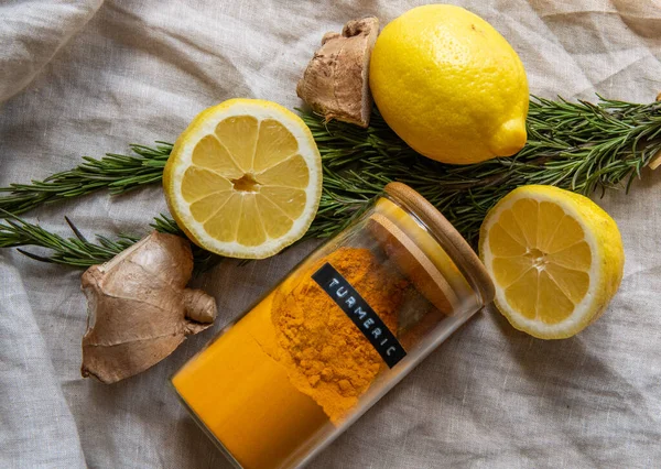 Taze zencefilli biberiye ve zemin zerdeçal baharat bağışıklık güçlendiricili limon.