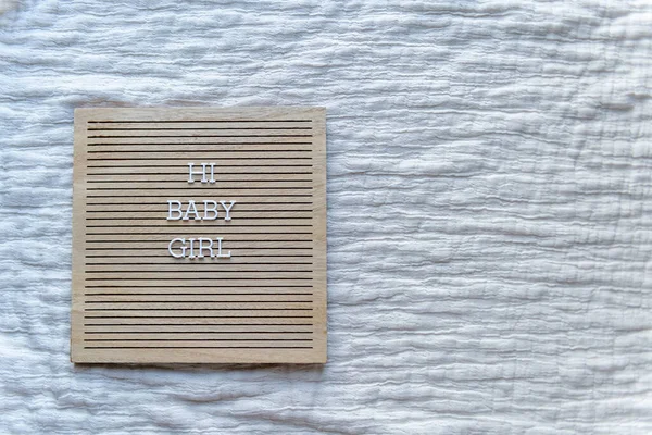 Baby Girl Drewniana Brązowa Tablica Białymi Literami Neutralny Beżowy Baby — Zdjęcie stockowe