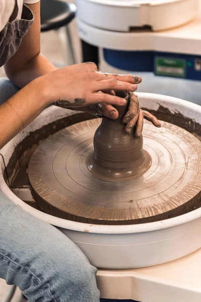 Jovem Mulher Trabalhando Uma Roda Cerâmica Moldando Barro Marrom Para — Fotografia de Stock