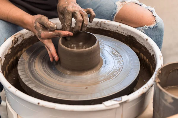 Mulher Trabalhando Uma Roda Cerâmica Moldando Barro Marrom Com Ambas — Fotografia de Stock
