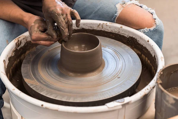 Mulher Trabalhando Uma Roda Cerâmica Moldando Barro Marrom Para Fazer — Fotografia de Stock