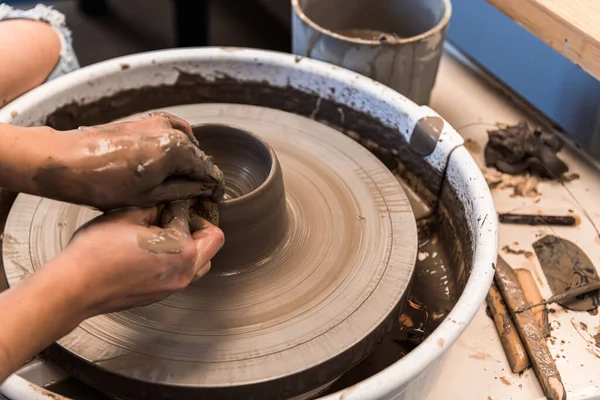 Mulher Trabalhando Uma Roda Cerâmica Moldando Barro Marrom Para Formar — Fotografia de Stock