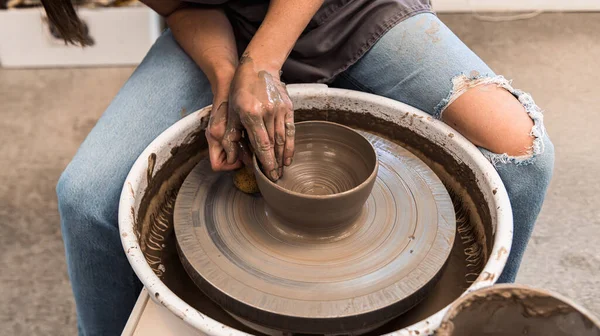 Mulher Trabalhando Uma Roda Cerâmica Moldando Barro Marrom Para Fazer — Fotografia de Stock