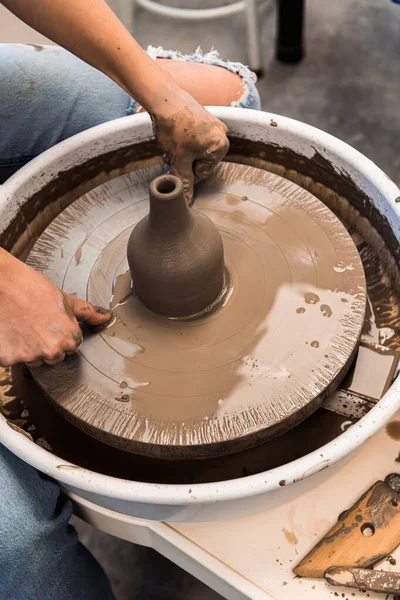 Mulher Trabalhando Uma Roda Cerâmica Removendo Vaso Barro Pescoço Estreito — Fotografia de Stock