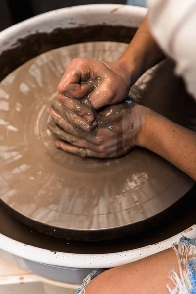 Wanita Yang Bekerja Pada Roda Gerabah Membentuk Tanah Liat Coklat — Stok Foto