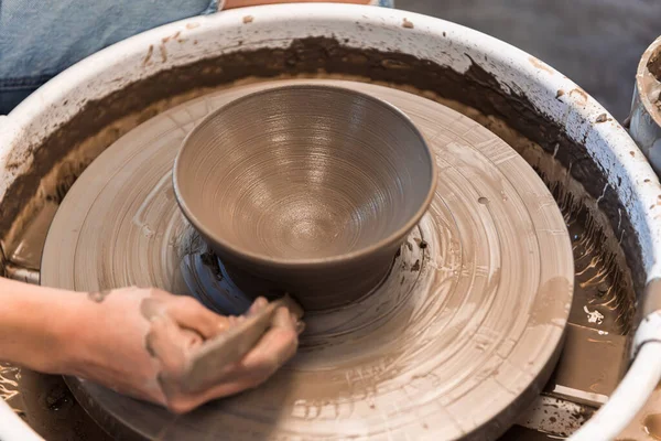 Mulher Trabalhando Uma Roda Cerâmica Fazendo Uma Tigela Com Mão — Fotografia de Stock