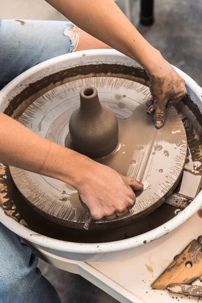 Mulher Trabalhando Uma Roda Cerâmica Removendo Vaso Barro Marrom Completo — Fotografia de Stock