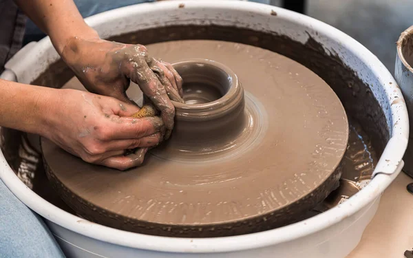 妇女在陶器轮上工作 用手和海绵塑造棕色粘土 — 图库照片