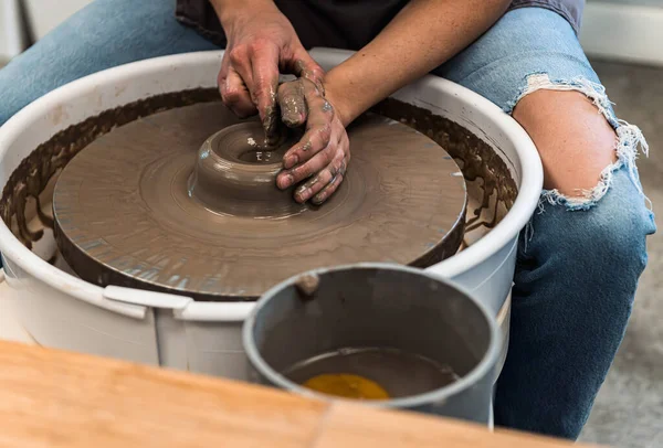 Mulher Trabalhando Uma Roda Cerâmica Moldando Barro Marrom Com Ambas — Fotografia de Stock